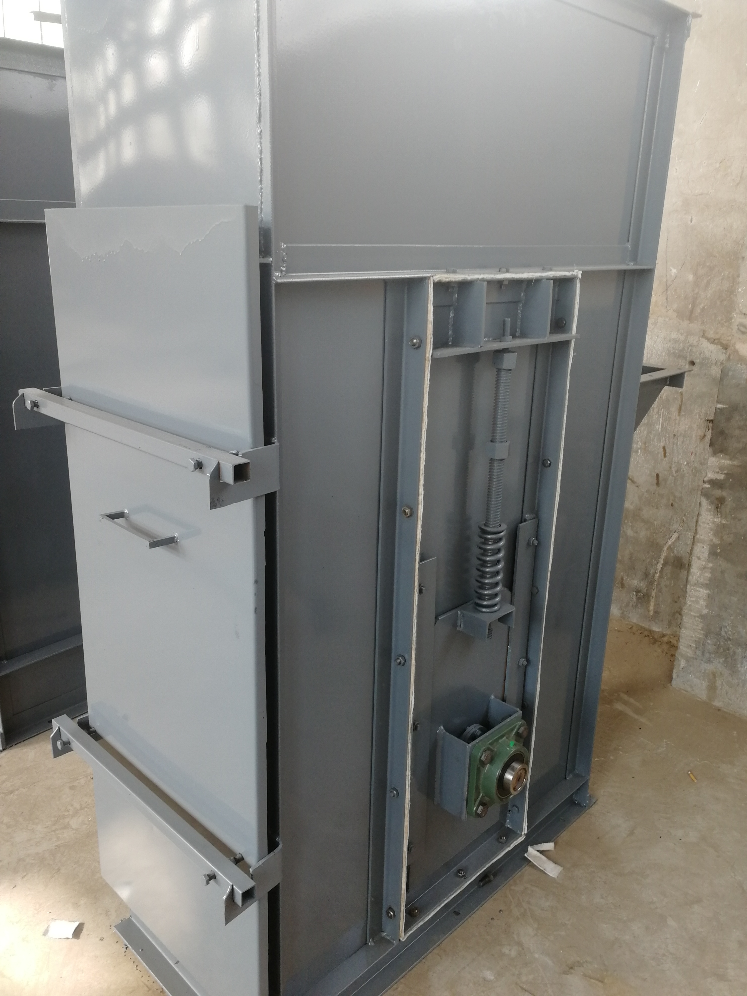 斗式提升機(jī)的進(jìn)行卸料作業(yè)的方式、狀況解析(斗式提升機(jī)的進(jìn)料和卸料的方式有哪些?分別有什么特點(diǎn))