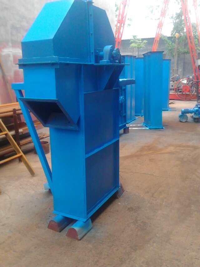 垂直斗式提升機(jī)故障的主要原因是物料有一定的打結(jié)現(xiàn)象(垂直斗式提升機(jī) 化工不銹鋼上料機(jī))