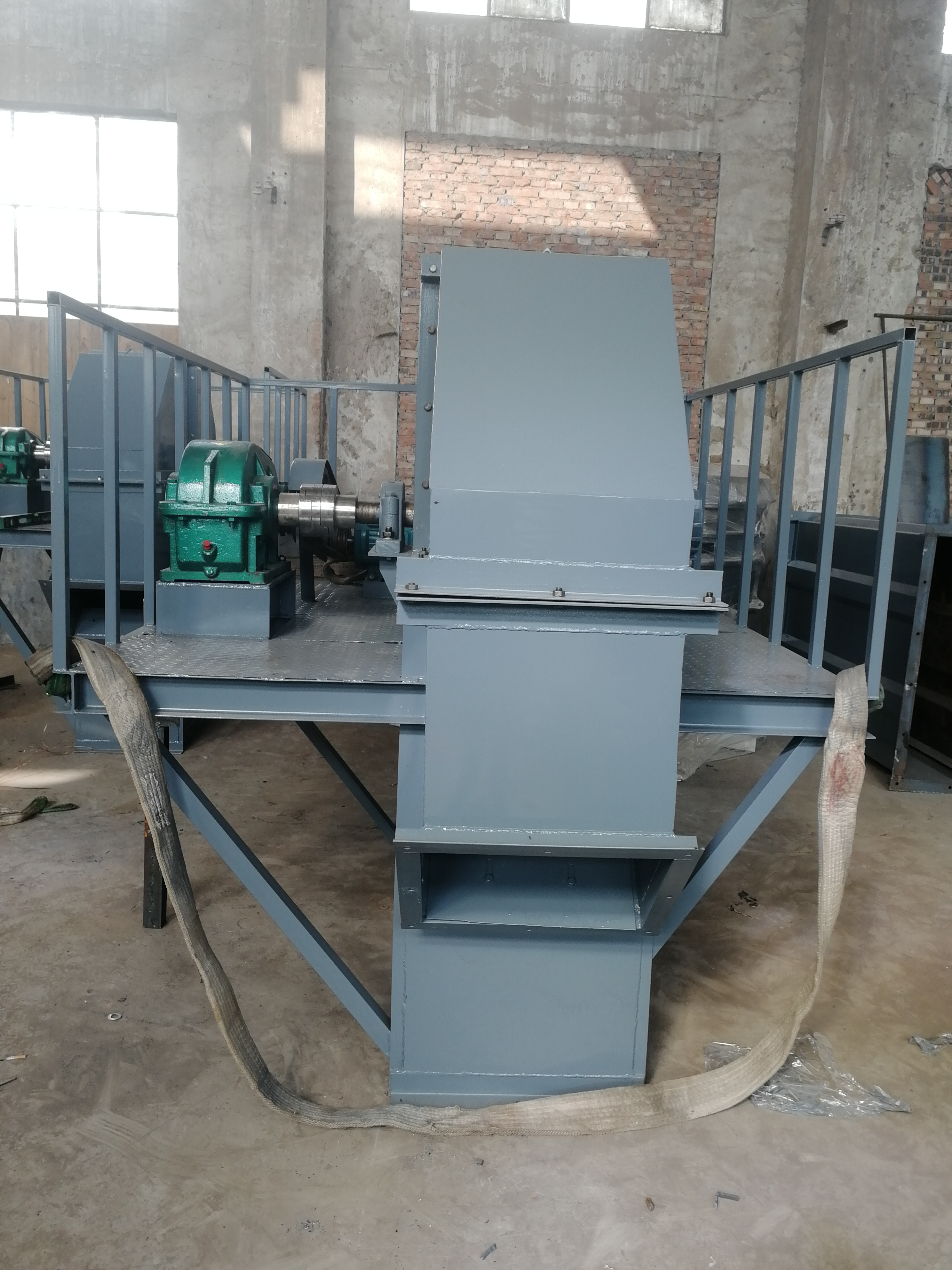 垂直提升機(jī)慢有慢的好處，冷卻連續(xù)(往復(fù)式垂直提升機(jī))